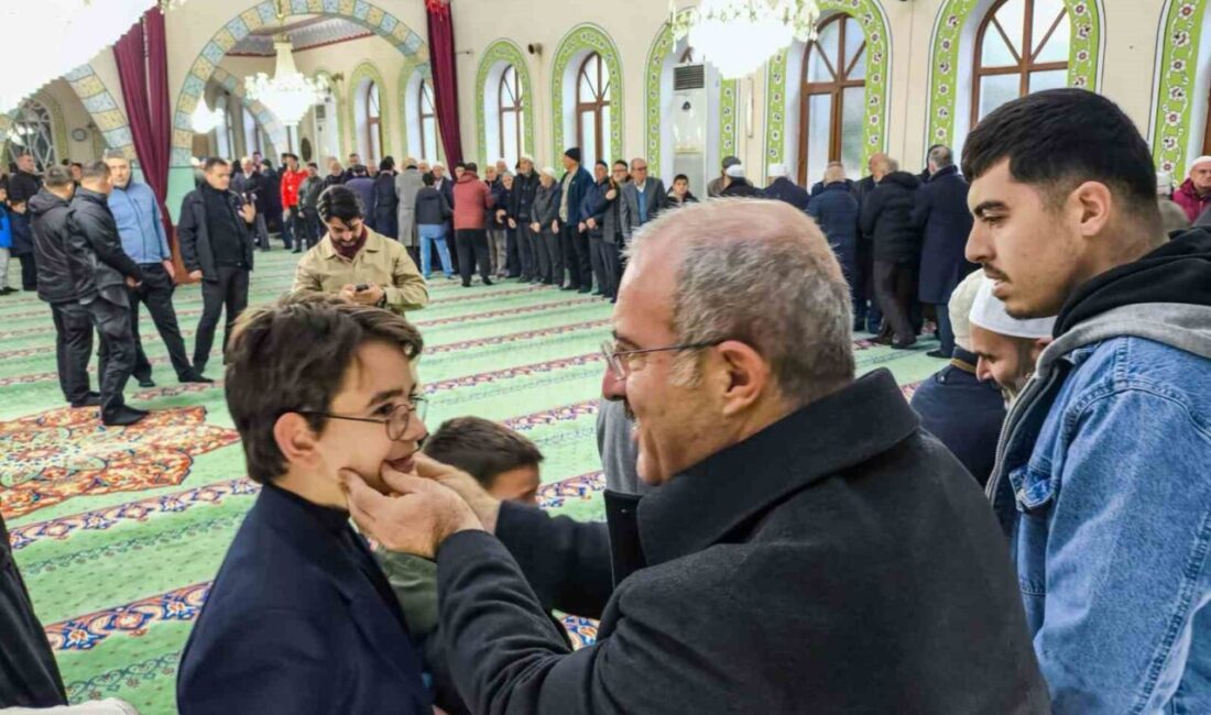 Çanakkale Valisi Doç. Dr. Ömer Toraman, bayram namazı çıkışı vatandaşlarla