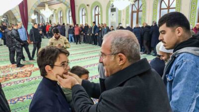 Çanakkale Valisi Doç. Dr. Ömer Toraman, bayram namazı çıkışı vatandaşlarla