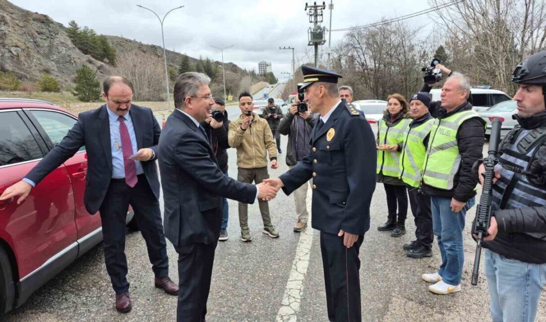 Eskişehir Valisi Dr. Erdinç Yılmaz, görev başında olan polis ve