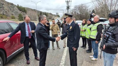 Eskişehir Valisi Dr. Erdinç Yılmaz, görev başında olan polis ve