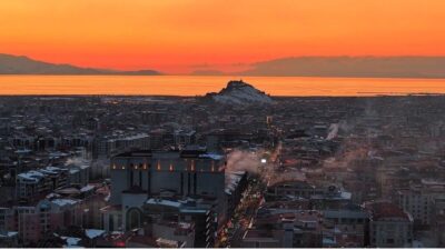 Van Gölü’nde gün batımıyla ortaya çıkan eşsiz manzara izleyenleri mest