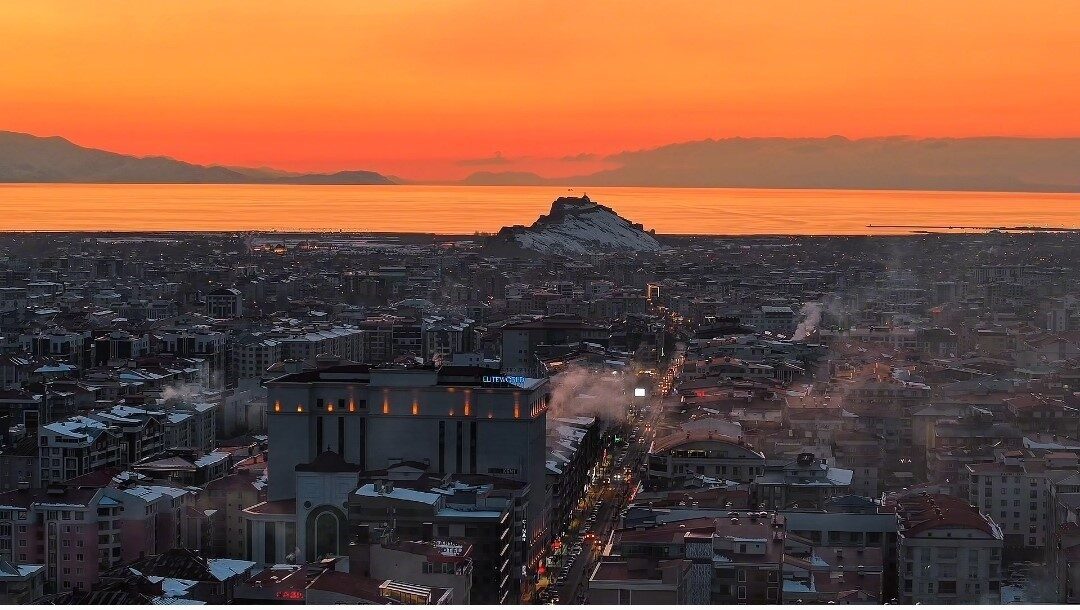 Van Gölü’nde gün batımıyla ortaya çıkan eşsiz manzara izleyenleri mest