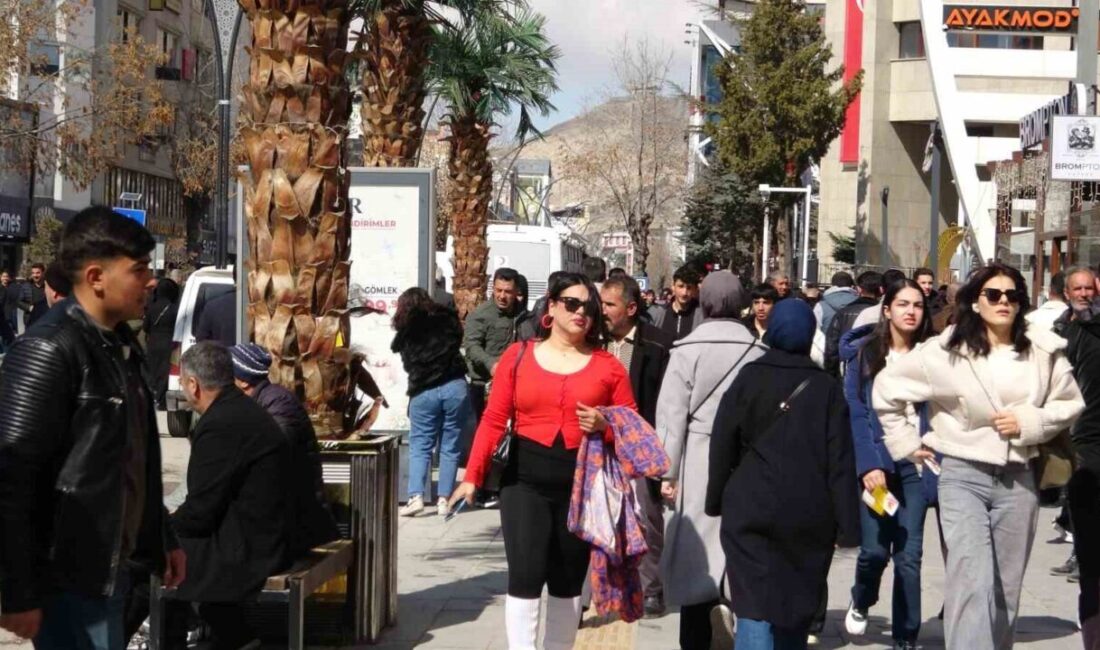 Ramazan Bayramı öncesi Van’da çarşı ve pazarlarda kurulan tezgâhlarda renkli