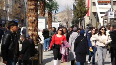 Ramazan Bayramı öncesi Van’da çarşı ve pazarlarda kurulan tezgâhlarda renkli