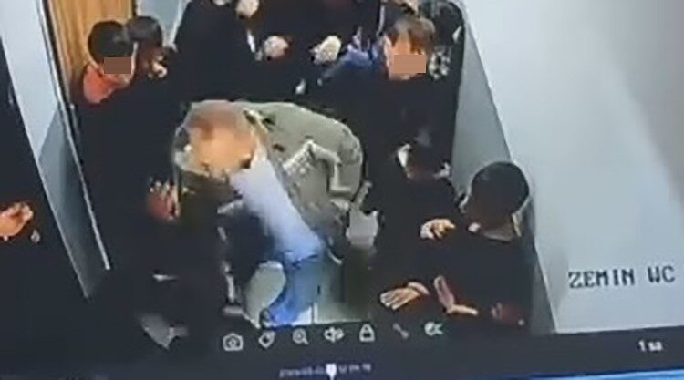 Van’ın Edremit ilçesinde bir veli, çocuğuna kartopu attığı iddia edilen