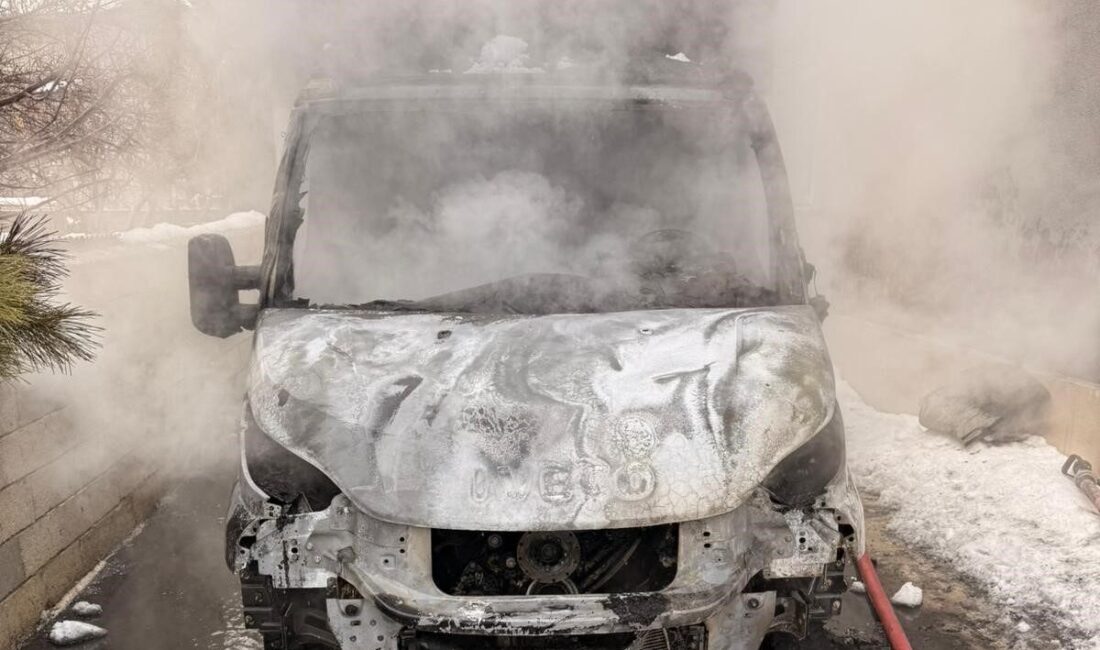 Van’ın Tuşba ilçesinde park halindeki kamyonetin motor kısmında çıkan yangın