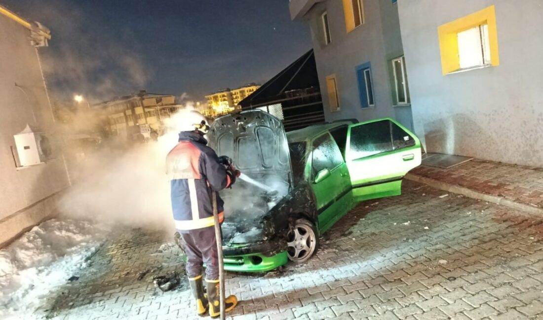 Van’ın Gürpınar ilçesinde park halindeki otomobil alev alev yandı. Edinilen