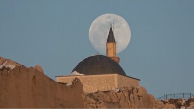 Van’da gece Van Kalesi üzerinde yükselen dolunay, izleyenlere adeta görsel