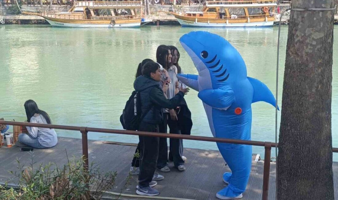 Antalya’nın Manavgat ilçesinde üzerindeki köpek balığı kostümüyle Manavgat sokaklarında dolaşan