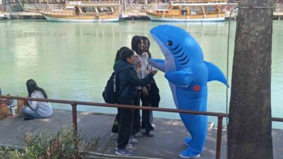 Antalya’nın Manavgat ilçesinde üzerindeki köpek balığı kostümüyle Manavgat sokaklarında dolaşan