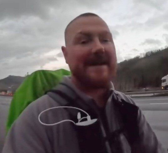 İngiltere’den yola çıkarak Vietnam’a yürüyerek gitmeyi hedefleyen iki yabancı gezgin,