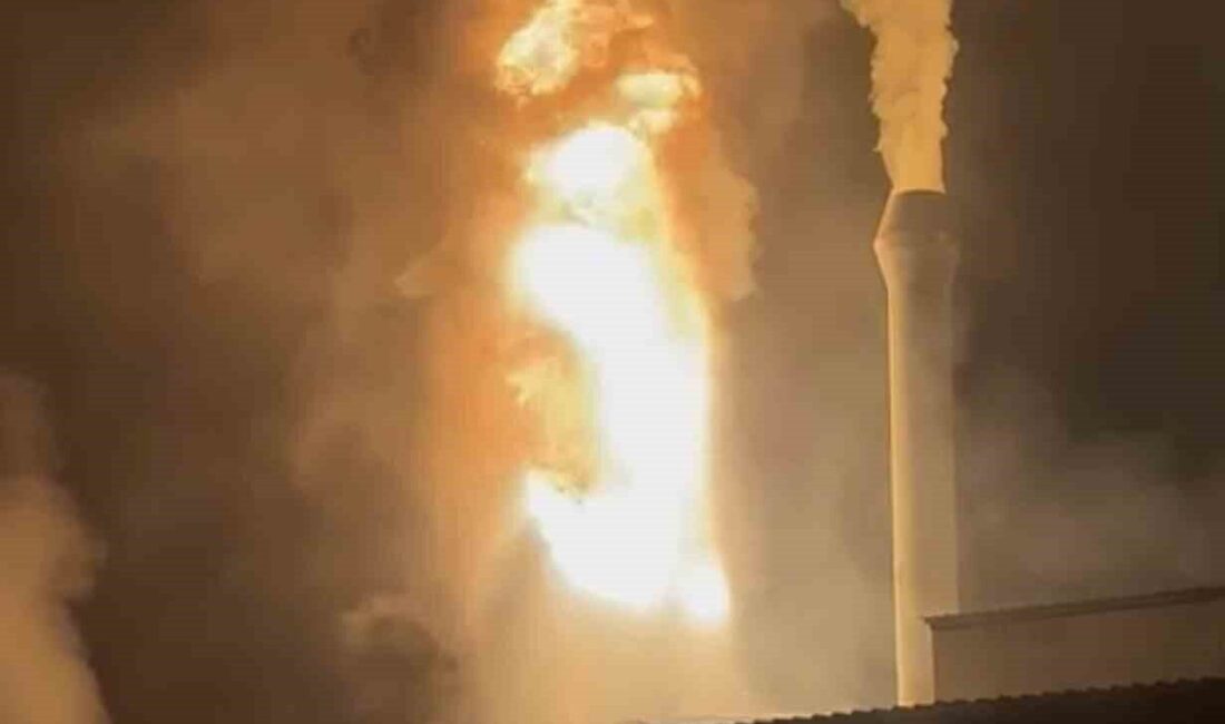 Sakarya’nın Akyazı ilçesinde yağ kazanı patlayan entegre tesisi, alev alev