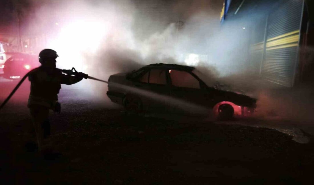 Hatay’da park halindeyken motor kısmı yanmaya başlayan TOFAŞ marka otomobil