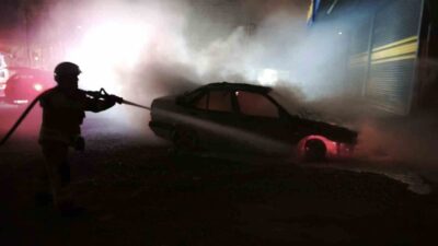 Hatay’da park halindeyken motor kısmı yanmaya başlayan TOFAŞ marka otomobil