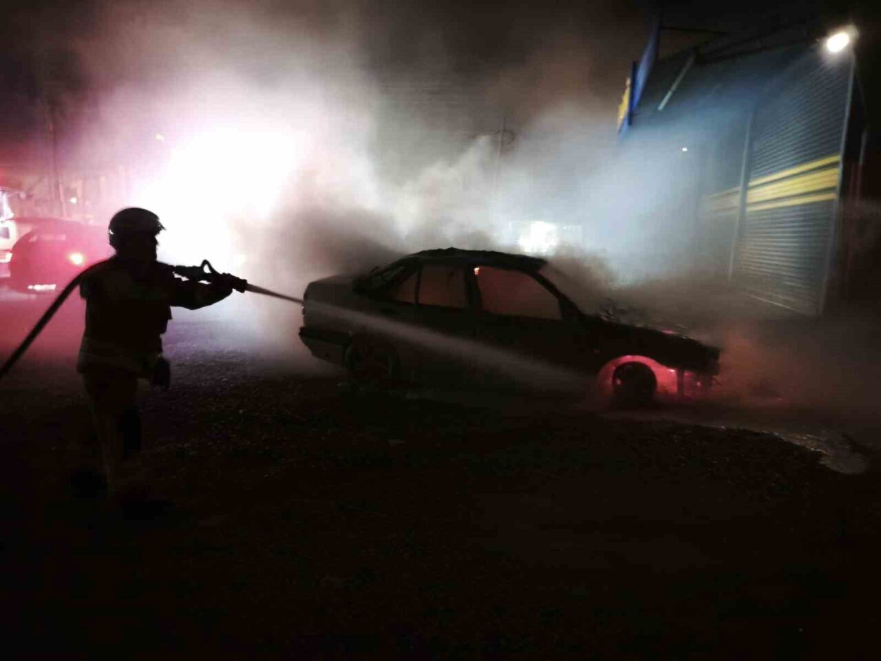 Hatay’da park halindeyken motor kısmı yanmaya başlayan TOFAŞ marka otomobil