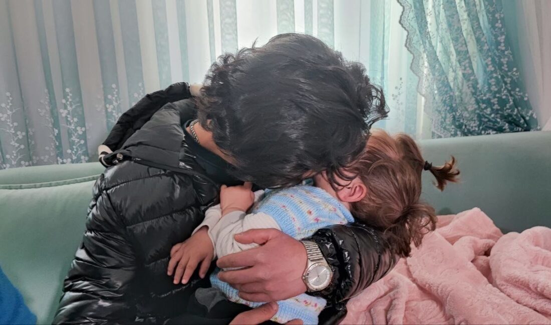 Adana’da bir apartmanda çıkan yangında yük asansörüyle 13’üncü kata çıkarak