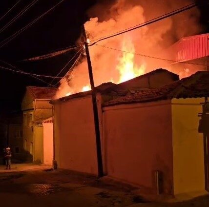 Muğla’nın Yatağan ilçesinde dün gece saatlerinde bir evde çıkan yangında