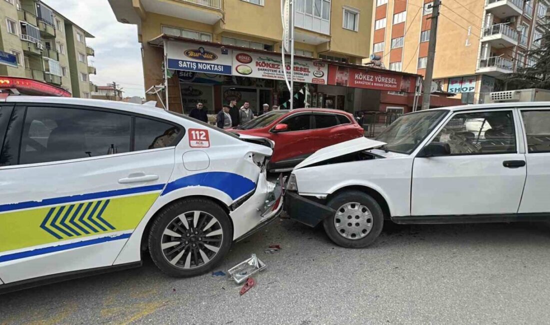 Burdur’da yaya geçidinde yayaya yol vermek için yavaşlayan trafik polisinin