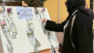 Kırıkkale’de Kadınlar Günü dolayısıyla kurulan stantta vatandaşlara çiçek dağıtıldı. “Uzun