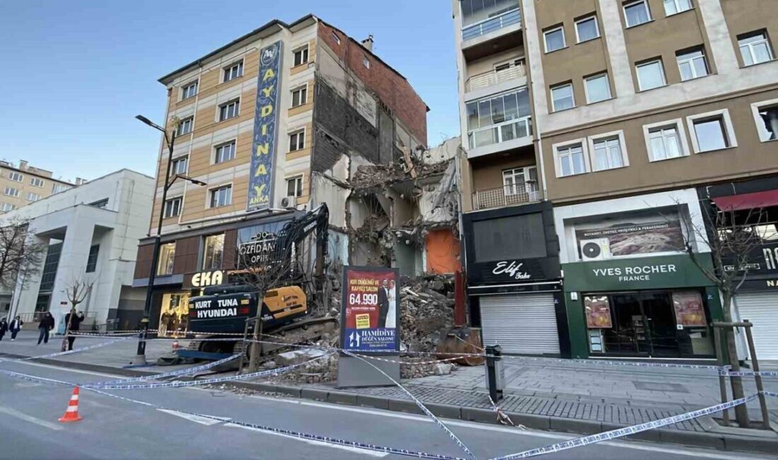 Sivas’ta bir binanın yıkımı esnasında, bitişiğinde yer alan başka bir