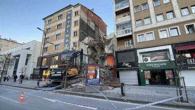 Sivas’ta bir binanın yıkımı esnasında, bitişiğinde yer alan başka bir