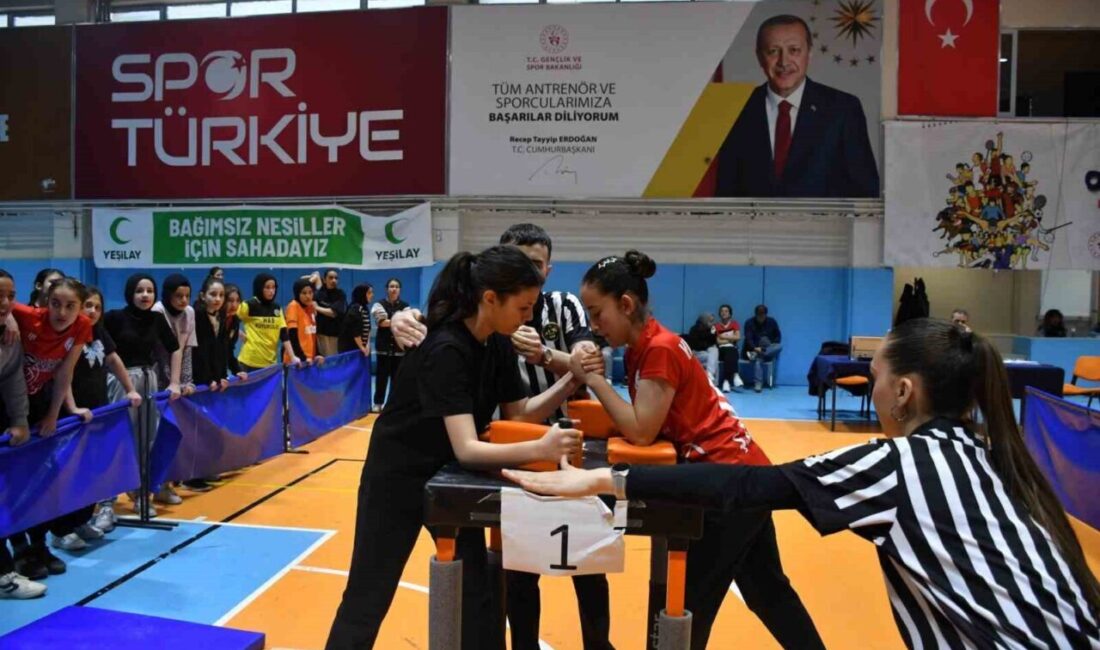 Afyonkarahisar Çiğiltepe Spor Salonunda düzenlenen ‘Okul Sporları Yıldızlar Bilek Güreşi’