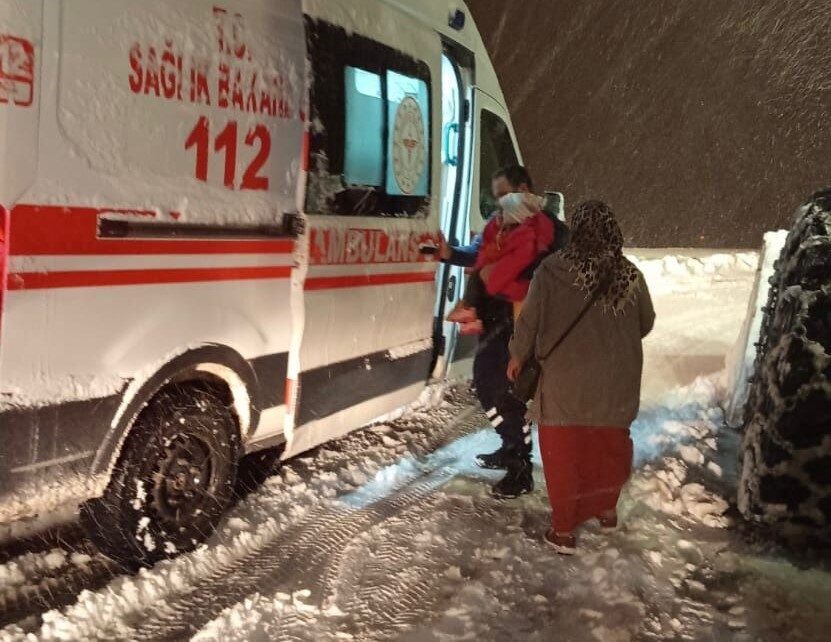 Bitlis’te etkili olan yoğun kar yağışına rağmen karla mücadele ekipleri,