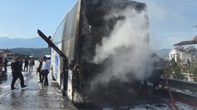 Muğla’nın Seydikemer ilçesinde seyir halindeki yolcu otobüsünde çıkan yangın paniğe