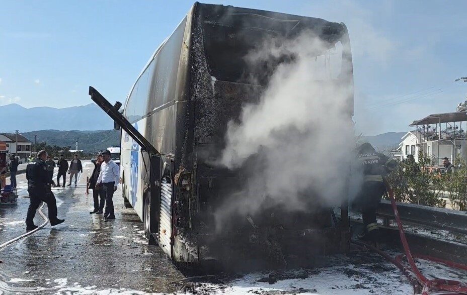 Muğla’nın Seydikemer ilçesinde seyir halindeki yolcu otobüsünde çıkan yangın paniğe
