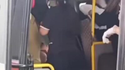 İzmir’de seyir halindeki bir minibüste yolculuk yapan hamile kadın, araç