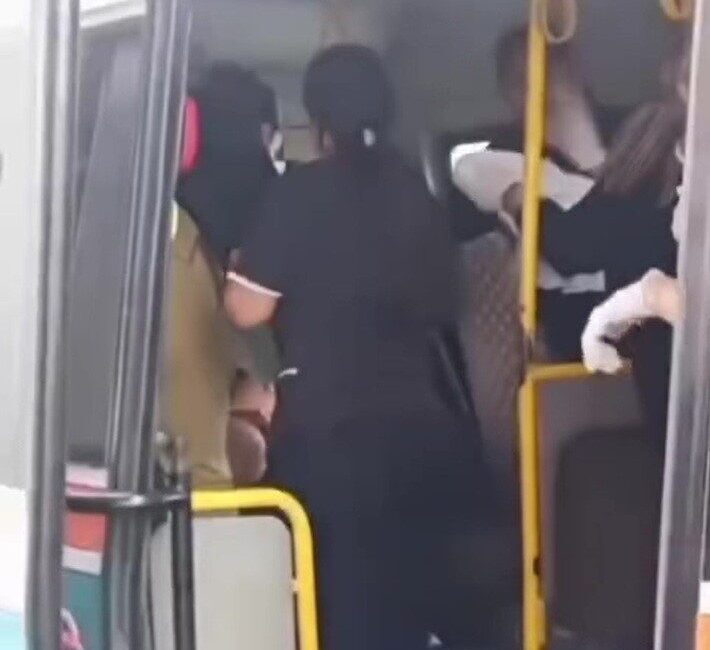 İzmir’de seyir halindeki bir minibüste yolculuk yapan hamile kadın, araç