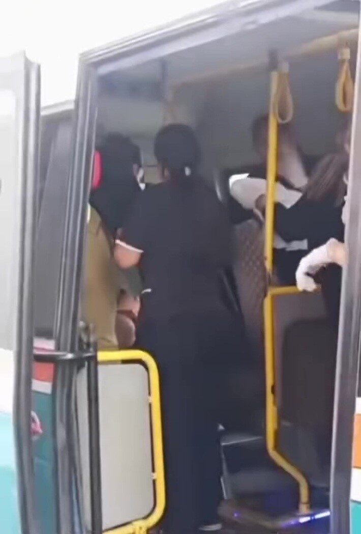 İzmir’de seyir halindeki bir minibüste yolculuk yapan hamile kadın, araç