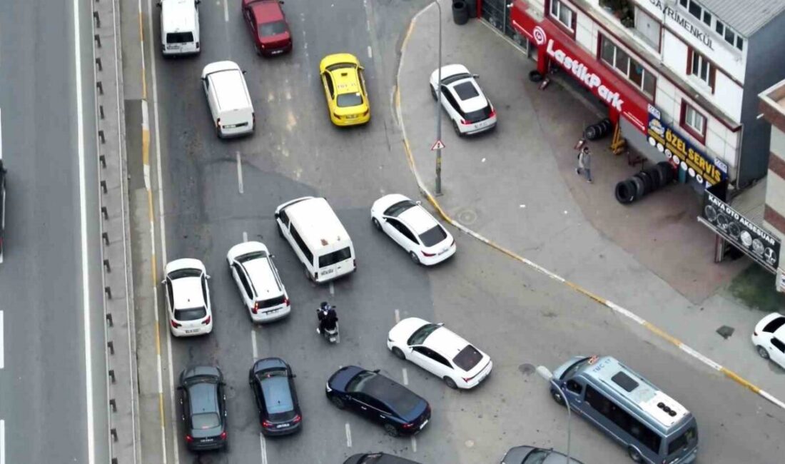 Sultanbeyli’de trafik kurallarını ihlal ederek kaldırım ve taralı alanlardan ilerleyen