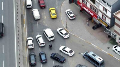 Sultanbeyli’de trafik kurallarını ihlal ederek kaldırım ve taralı alanlardan ilerleyen