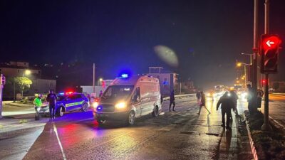 Manisa’nın Kula ilçesinde D300 Karayolu üzerinde yolun karşısına geçmek isteyen