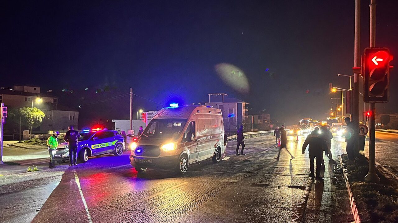 Manisa’nın Kula ilçesinde D300 Karayolu üzerinde yolun karşısına geçmek isteyen