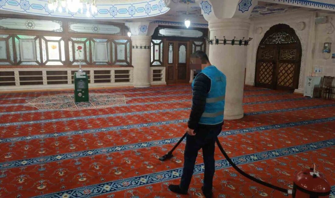 Bitlis’in Tatvan ilçesindeki yükümlüler tarafından camilerde temizlik ve bakım çalışması