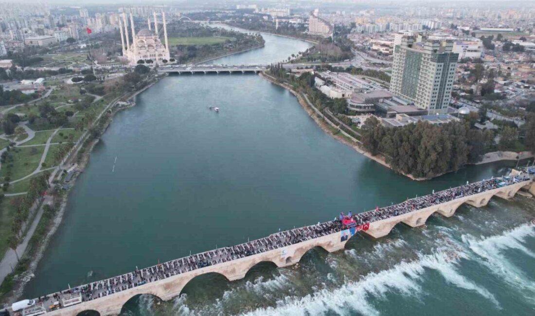 Adana’da Ramazan ayı dolayısıyla Yüreğir Belediyesi tarafından tarihi Taşköprü’de halk