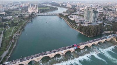 Adana’da Ramazan ayı dolayısıyla Yüreğir Belediyesi tarafından tarihi Taşköprü’de halk
