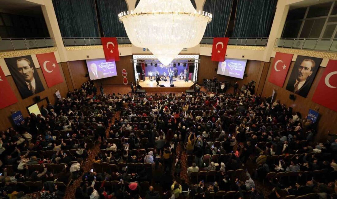 Yüreğir Belediyesi’nin Ramazan etkinlikleri kapsamında düzenlediği tasavvuf müziği konserinde sanatçı