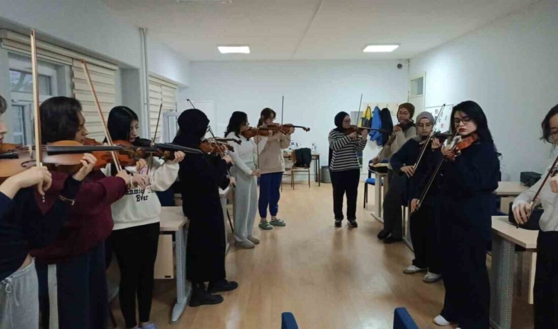 Eskişehir’de bulunan Bala Hatun Yurdu’nda kalan öğrenciler için keman kursu