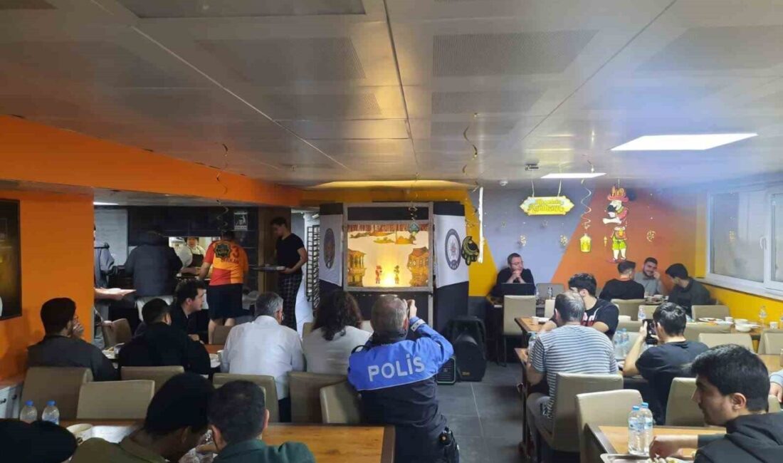 Eskişehir Osman Efendi Yurdu’nda kalan öğrenciler için iftar programı düzenlenirken,