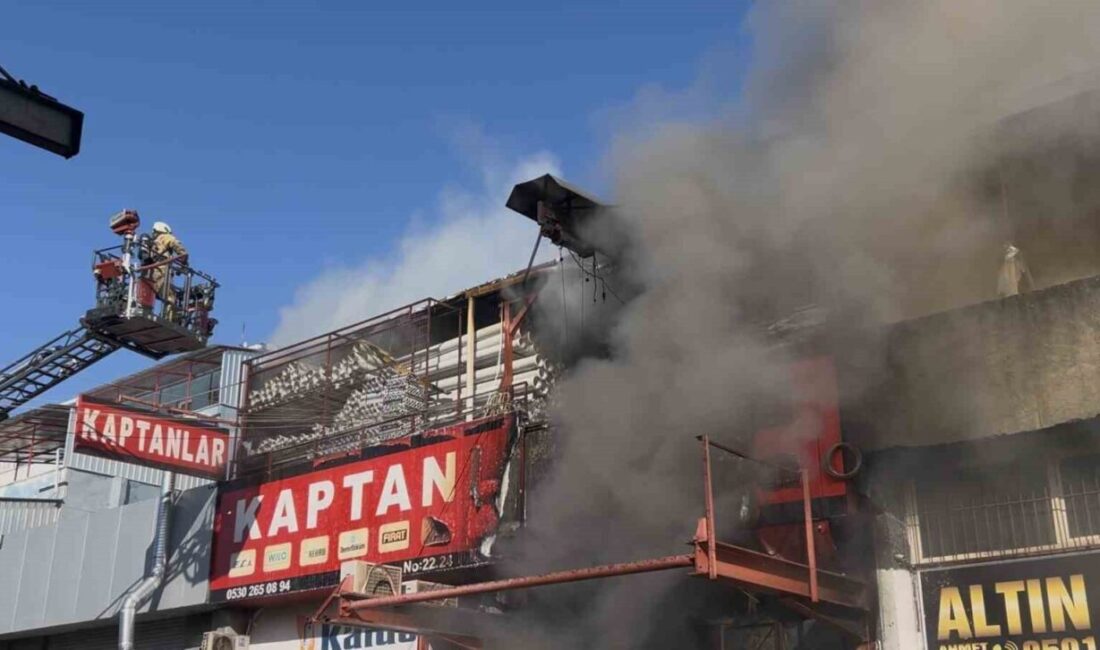 Zeytinburnu Demirciler Sanayi Sitesi’ndeki bir depoda çıkan yangın havadan görüntülendi.