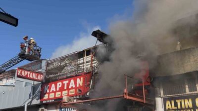 Zeytinburnu Demirciler Sanayi Sitesi’ndeki bir depoda çıkan yangın havadan görüntülendi.