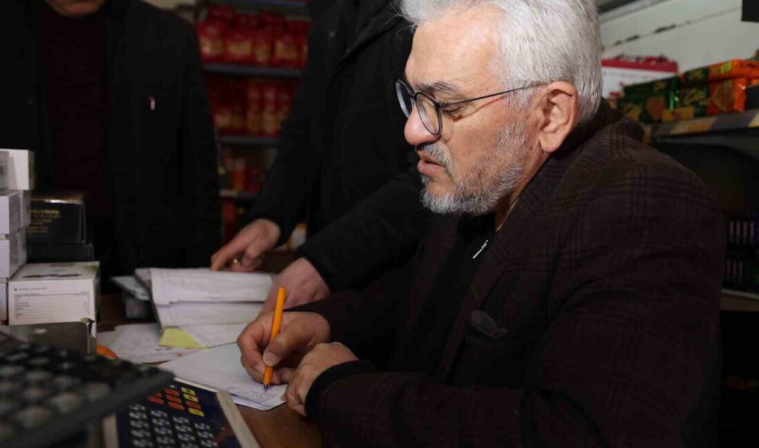 Elazığ’da yıllardır hayır işleriyle uğraşan İbrahim Kayaoğlu, zimem defteri geleneğini