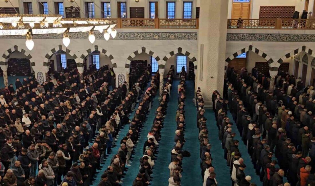 Zonguldak’ta vatandaşlar, Ramazan Bayramı namazını kılmak için kentin sembol ibadethanelerinden