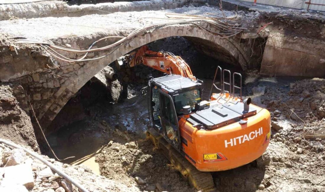 Rize’de geçmişte üzerinden geçen yol nedeniyle üzeri kapanan tarihi kemer
