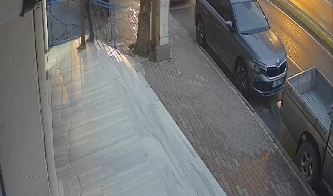 Kocaeli’nin Gebze ilçesinde bir otomobil, hafif ticari araca ve park