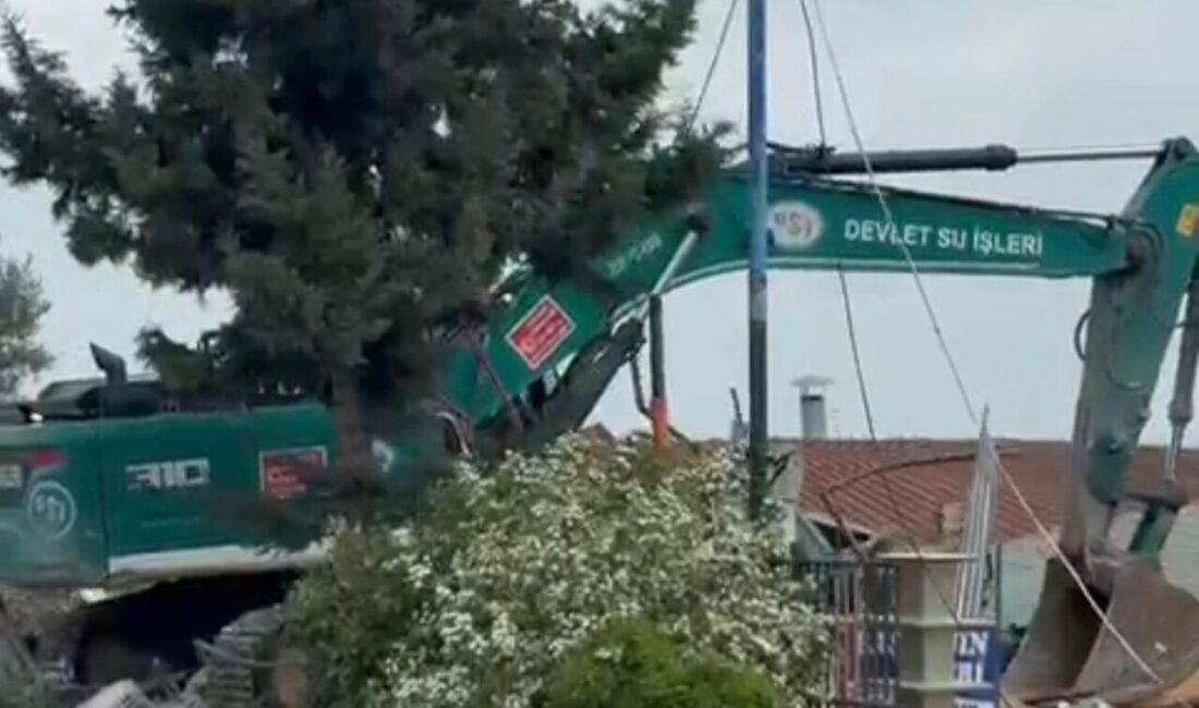 Adana’da Seyhan Baraj Gölü kıyısındaki kaçak yapıların yıkımı ve enkaz