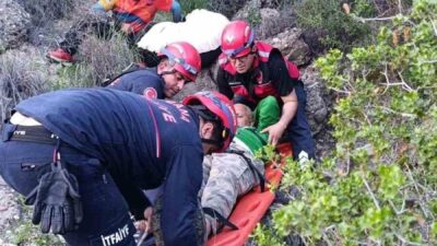 Adana’da yamaç paraşütü yapan bir kişi, ağaçlık alana düşerek mahsur
